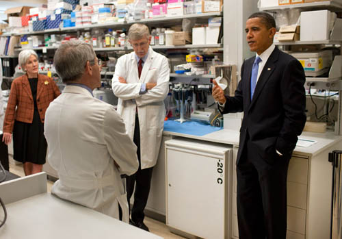 the US president speaking with Director of the NIH Francis Collins (Center)